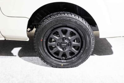 ダイハツ ハイゼットトラック ジャンボ EXTEND3：足元をタフに演出するオフロードタイヤ。ベージュのボディとのコントラストが美しい