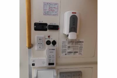 障害者用トイレの便器横の壁に設置されている各スイッチ類。室内の暖房用FFヒーターのスイッチやUSBの差し込み口などもある