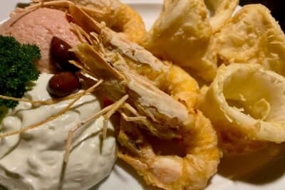 友人夫妻の行きつけのギリシャ料理店でエビとイカリングのフライをいただきました。とてもおいしかったです