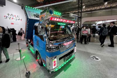 ダイハツブースに展示されていたのは、ハイゼット トラック PTO ダンプ 大発命（ダイハツメイ）」
