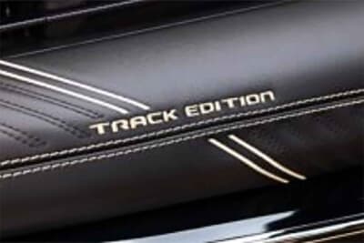 Jeep Compass Track Edition：Track Editionの刺繍ロゴ入りのブラックインストルメントボルスター