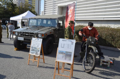 実際に展示車両の運転席や後部座席に乗り込む体験ができる