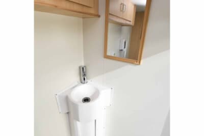 全ての部屋に鏡と洗面台が完備されている。女性用のパウダールームとしても使用できる