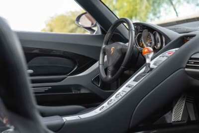 308万5000ドル（邦貨換算約4億8100万円）で落札されたポルシェ「カレラGT」（C）Courtesy of RM Sotheby's