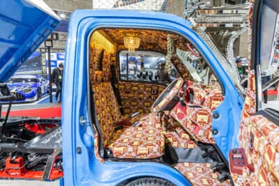 ダイハツ ハイゼット トラック PTO ダンプ 大発命:内装の柄は、歴代ハイゼットのほか、池田市花のサツキツツジ、中津市花の菊に、ウォンバットの愛らしいイラストが用いられている