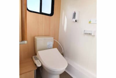 全室洋式便器に洗浄式便座が付いている。全室冷暖房を完備