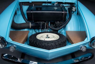 アンフィカー770:フロントセクションには、スペアタイヤとガソリンタンクが収まる