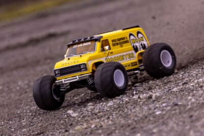 前後サスペンションには12mm径のビッグボアオイルダンパーを装備。オフロード走行時の路面からの衝撃を吸収し安定した走行を実現