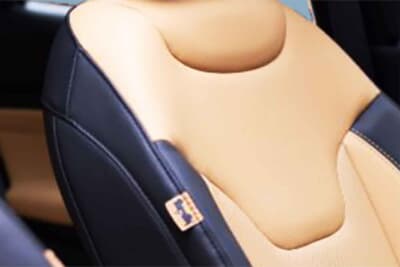 Jeep Compass Track Edition：シートは背当て部がテュペロブラウンで両サイドにブラックを配色