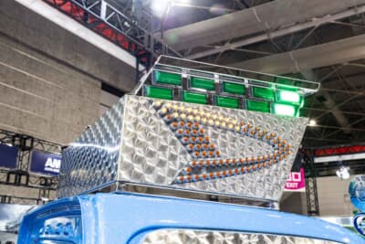 ダイハツ ハイゼット トラック PTO ダンプ 大発命:左上からくるくると回りながら光るダイハツマークが印象的だった