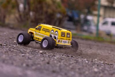 フロントナックルアームにはボールコネクト式キングピンを上下に採用。フロントアッパーサスアーム位置をスペーサーで前後することで簡単にキャスター角を3段階に可変