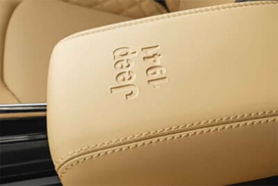 Jeep Compass Track Edition：スライディングアームレスト付センターコンソールにはJeep 1941ロゴが刻印される