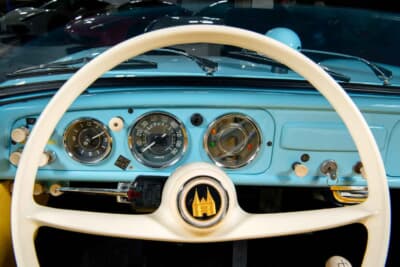 アンフィカー770:計器はスピードメーターと時計、一体化した水温計と燃料計の3つが並ぶ