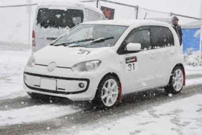 激しく降り出した雪が、路面を真っ白に染め上げていく