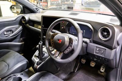 GRヤリス Sébastien Ogier 9x World Champion Edition：トリコロールステッチが施された専用ステアリング。操作性は極めて高い