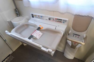 乳児のおむつ交換台や子供用シートなど、小さな子供を持つ親にも便利な作りとなっている