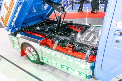 ダイハツ ハイゼット トラック PTO ダンプ 大発命:軽であるハイゼットは運転席後方にバッテリーが配置され、そのままだとサイドバンパーを通すことができなかった。そこで荷台のボックスにバッテリーを移動することで実現することができた