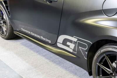 GRヤリス Sébastien Ogier 9x World Champion Edition：車体サイドを駆け抜けるデカール。静止していてもスピード感を感じさせる