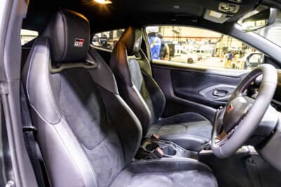 GRヤリス Sébastien Ogier 9x World Champion Edition：ホールド性に優れたバケットタイプ。グレーステッチが落ち着いた高級感を演出