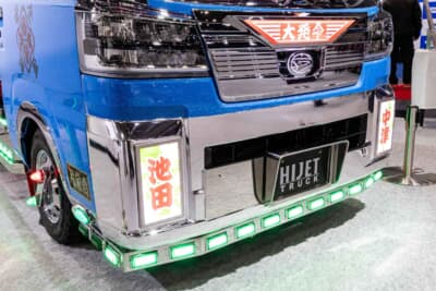 ダイハツ ハイゼット トラック PTO ダンプ 大発命:アートトラックに欠かせない行灯には、ダイハツ本社の所在地である大阪府池田市の「池田」、そしてPTOトラックを生産する大分県中津市の「中津」の文字を掲げ、地域や働く人々への思いを表現している