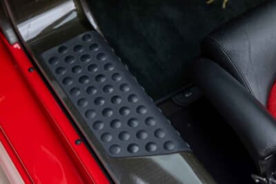 880万5000ドル(邦貨換算約13億7010万円)で落札されたフェラーリ「F50」(C)Courtesy of RM Sotheby's