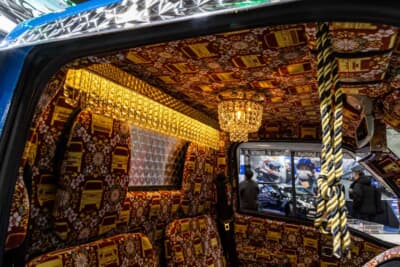 ダイハツ ハイゼット トラック PTO ダンプ 大発命:キラキラ輝くナイアガラシャンデリアは、デザインはそのままに軽自動車サイズにカスタマイズ