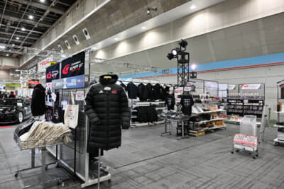 6A号館のSUPER GTブースでは、ウェア類などさまざまなグッズを販売