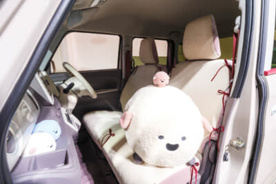 スズキ ワゴンRスマイル ヨーロピアン アンティーク：車内には新型となったワゴンRスマイルのマスコットキャラクター「ちまいる」のぬいぐるみも鎮座