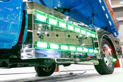 ダイハツ ハイゼット トラック PTO ダンプ 大発命:キラキラ光るサイドパネルの下を覗き込むと……