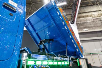 ダイハツ ハイゼット トラック PTO ダンプ 大発命:ボディカラーはラメ入りのブルーを纏う