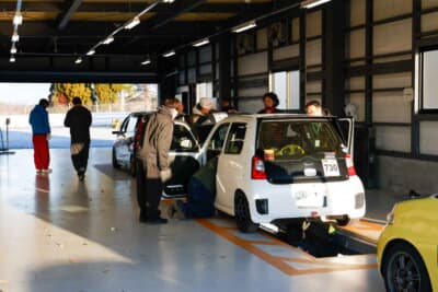 朝イチの車検は混雑を緩和するためクラスごとに時間帯を分けている。また車重のチェックもできるので気になる人は計測してみよう