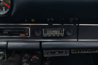 72万5000ドル（邦貨換算約1億1300万円）で落札されたポルシェ「911カレラRS2.7」（C）Courtesy of RM Sotheby's