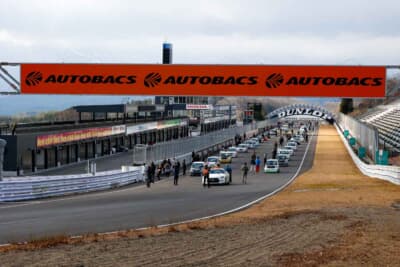 ポールポジションのスターティンググリッドはなんと1コーナー手前。予選落ちがない東北660選手権・特別戦ならではのワンシーンだ