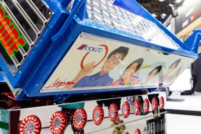 ダイハツ ハイゼット トラック PTO ダンプ 大発命:荷台後部に描かれた4人のイラストをよく見ると、それぞれが1本、9本、0本、7本の輪を持っている。これは同社の創業年である1907年を意味している