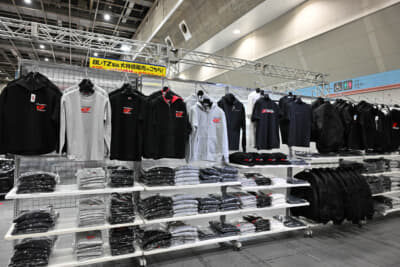 6A号館のSUPER GTブースでは、ウェア類などさまざまなグッズを販売