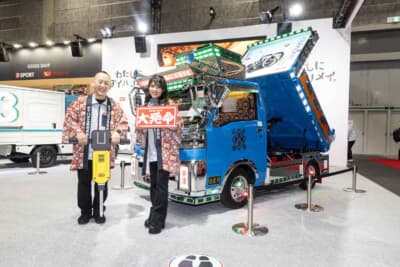 ダイハツ ハイゼット トラック PTO ダンプ 大発命:企画と開発を行ったダイハツの米山知良さん(左)と秦麻衣香さん(右)