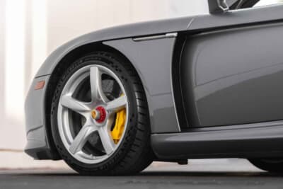 308万5000ドル（邦貨換算約4億8100万円）で落札されたポルシェ「カレラGT」（C）Courtesy of RM Sotheby's