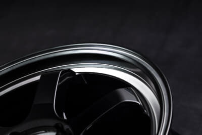 リム部とセンター部はポリッシュ加工を行い、センター部分を除くスポーク部分はグロスブラックで塗装。仕上げにクリアブラックで全体を吹き付けることで独特な立体感を楽しめるカラーになっている