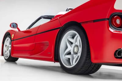 880万5000ドル(邦貨換算約13億7010万円)で落札されたフェラーリ「F50」(C)Courtesy of RM Sotheby's