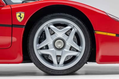 880万5000ドル(邦貨換算約13億7010万円)で落札されたフェラーリ「F50」(C)Courtesy of RM Sotheby's