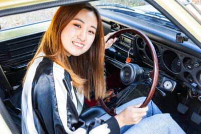 日産 510型 ブルーバード SSS：「ここまでステアリングが大きいと足が当たって操作がしづらいかも……」