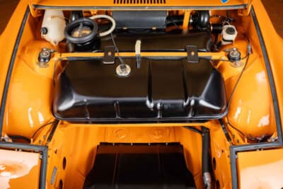 98万5000ドル(邦貨換算約1億5122万円)で落札されたポルシェ「914/6R」(C)Courtesy of RM Sotheby's