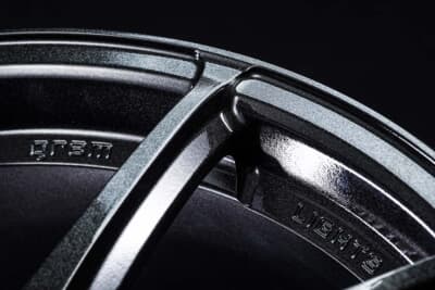 グラムライツ57TRの高剛性と軽さを両立させているのが、三角形の断面形状を採用したデルタセクションスポーク。細身だが応力分散に優れる10本スポークと相まって、高い強度も実現している