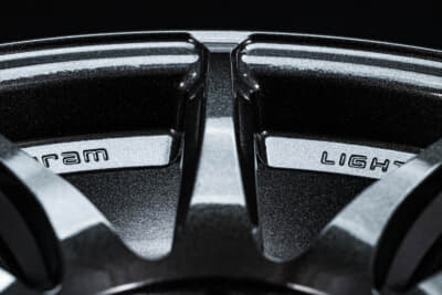 グラムライツ57TRの高剛性と軽さを両立させているのが、三角形の断面形状を採用したデルタセクションスポーク。細身だが応力分散に優れる10本スポークと相まって、高い強度も実現している