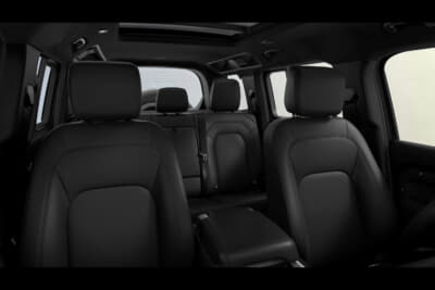 DEFENDER 75+ EDITION：落ち着いたキャビン空間のエボニーインテリア