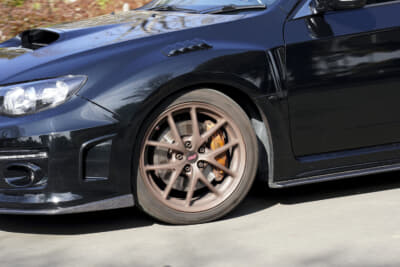 スバル・インプレッサにMOMO「TOPRUN M300」を履かせたイメージカット