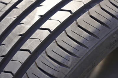 MOMO「M300」のトレッドパターン