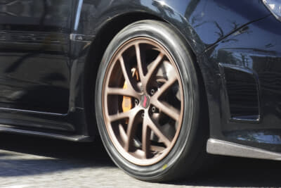 スバル・インプレッサにMOMO「TOPRUN M300」を履かせた走行シーンのフロントタイヤアップ