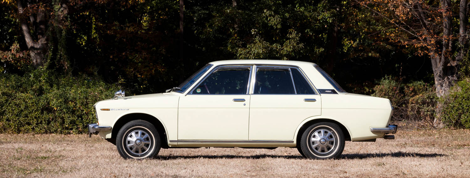 女性が新車から50年大切に乗っていた日産「510ブルーバード」に20歳女子レーサーが乗ってみた！「ゆっくり走っても速く走っても楽しいです！」【令和女子旧車に乗る】