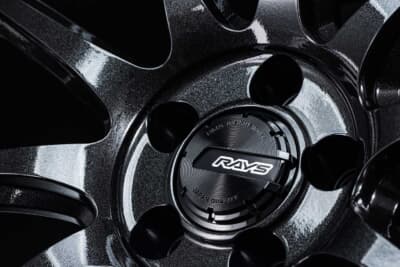 グラムライツ57TRの高剛性と軽さを両立させているのが、三角形の断面形状を採用したデルタセクションスポーク。細身だが応力分散に優れる10本スポークと相まって、高い強度も実現している